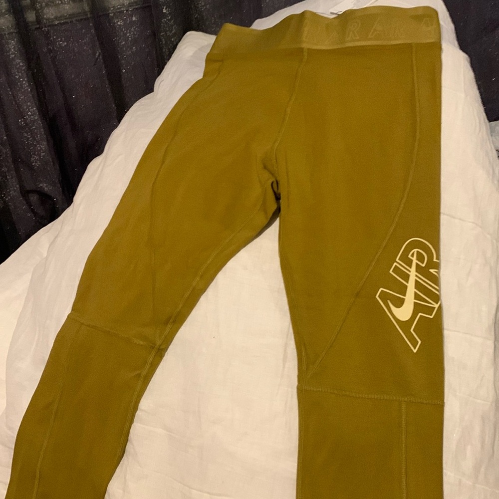 Woman’s Nike high waisted leggings size M